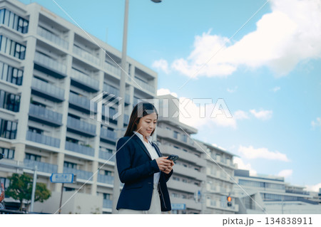 就職活動を考える日本人女子大学生 134838911