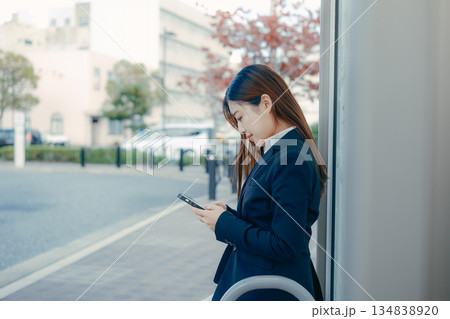バス停で就職活動を考える日本人女子大学生 バス停で就職活動を考える日本人女子大学生 134838920