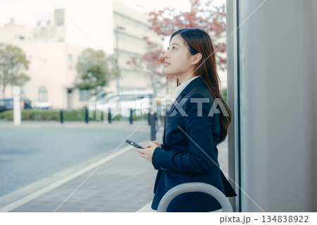 バス停で就職活動を考える日本人女子大学生 134838922