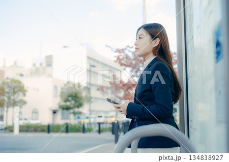 バス停で就職活動を考える日本人女子大学生 134838927
