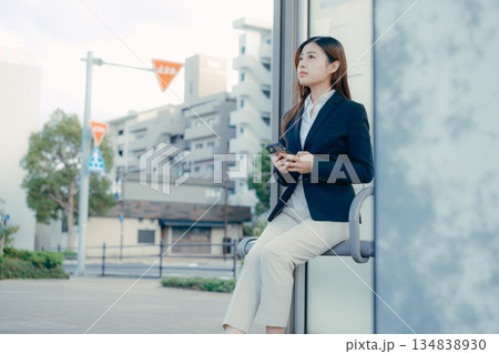 バス停で就職活動を考える日本人女子大学生 バス停で就職活動を考える日本人女子大学生 134838930