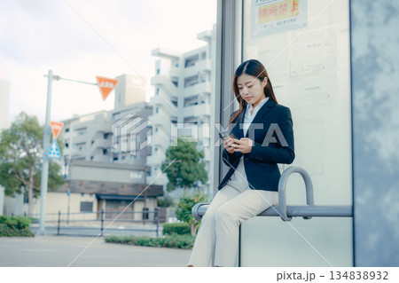 バス停で就職活動を考える日本人女子大学生 134838932