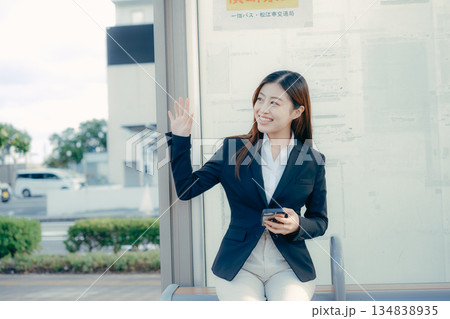 バス停で就職活動を考える日本人女子大学生 134838935