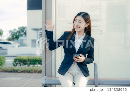 バス停で就職活動を考える日本人女子大学生 バス停で就職活動を考える日本人女子大学生 134838936