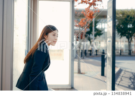 バス停で就職活動を考える日本人女子大学生 バス停で就職活動を考える日本人女子大学生 134838941