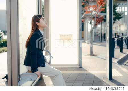 バス停で就職活動を考える日本人女子大学生 134838942