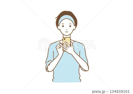 スマホを操作する男性 134839101