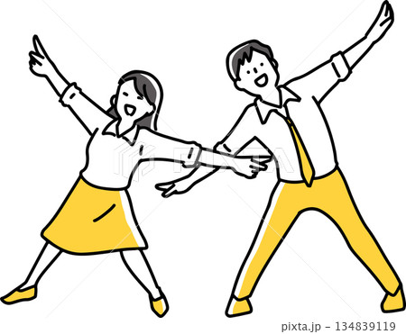 手を広げてキメポーズをとる男女 134839119