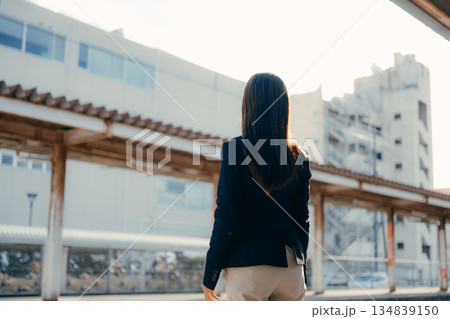 駅のホームで佇む日本人女子大学生 駅のホームで佇む日本人女子大学生 134839150