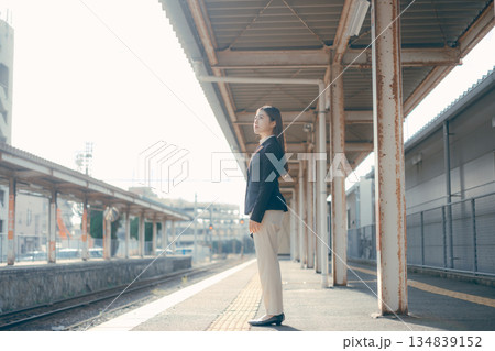 駅のホームで佇む日本人女子大学生 駅のホームで佇む日本人女子大学生 134839152
