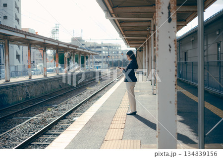 駅のホームで佇む日本人女子大学生 駅のホームで佇む日本人女子大学生 134839156