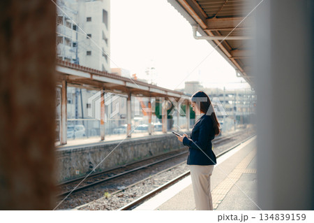 駅のホームで佇む日本人女子大学生 134839159