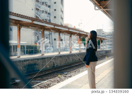 駅のホームで佇む日本人女子大学生 134839160