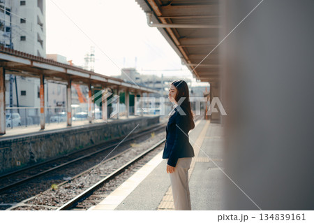 駅のホームで佇む日本人女子大学生 134839161