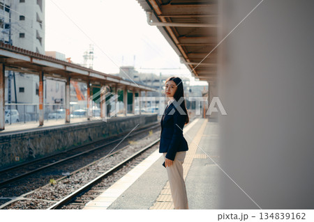 駅のホームで佇む日本人女子大学生 134839162