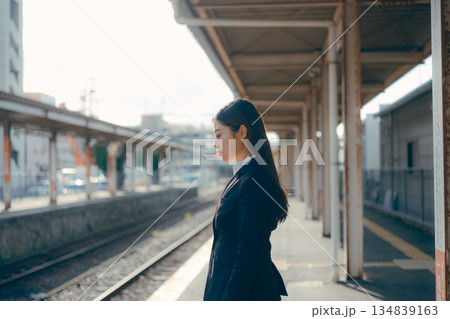駅のホームで佇む日本人女子大学生 駅のホームで佇む日本人女子大学生 134839163