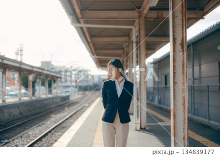 駅のホームに立つ日本人女子大学生 134839177