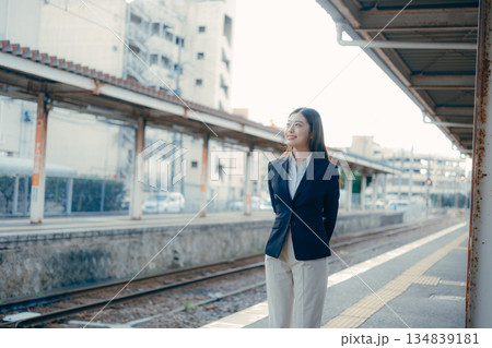 駅のホームに立つ日本人女子大学生 駅のホームに立つ日本人女子大学生 134839181