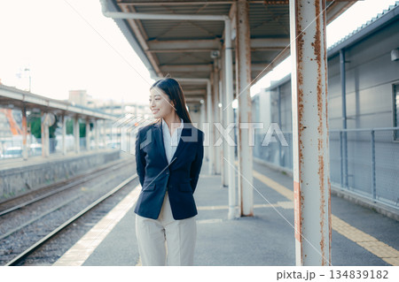 駅のホームに立つ日本人女子大学生 134839182