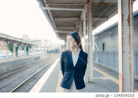 駅のホームに立つ日本人女子大学生 駅のホームに立つ日本人女子大学生 134839183