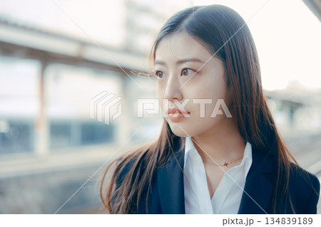 駅のホームに立つ日本人女子大学生 134839189