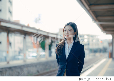 駅のホームに立つ日本人女子大学生 134839194