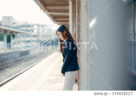 駅のホームで佇む日本人女子大学生の横顔 134839227
