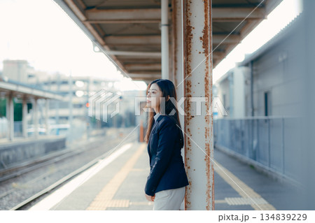 駅のホームで佇む日本人女子大学生の横顔 駅のホームで佇む日本人女子大学生の横顔 134839229