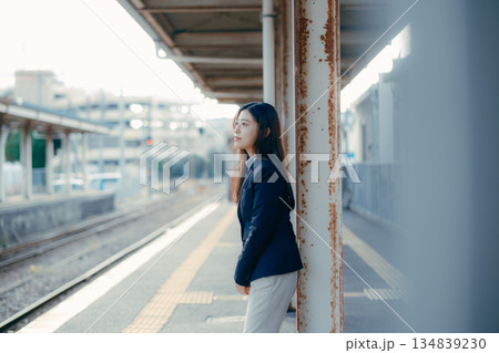 駅のホームで佇む日本人女子大学生の横顔 駅のホームで佇む日本人女子大学生の横顔 134839230