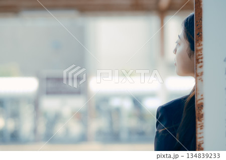 駅のホームで佇む日本人女子大学生の横顔 134839233