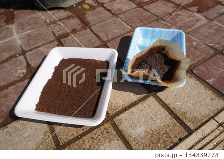 コーヒーカスの天日干し02 コーヒーカスの天日干し02 134839278