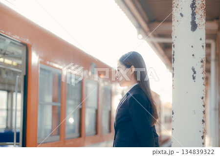 駅のホームで電車を待つ日本人女子大学生 134839322