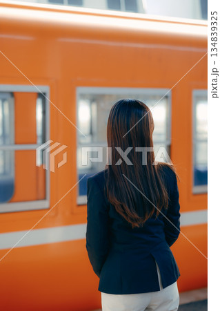 駅のホームで電車を待つ日本人女子大学生 134839325