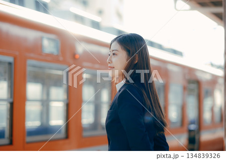 駅のホームで電車を待つ日本人女子大学生 駅のホームで電車を待つ日本人女子大学生 134839326