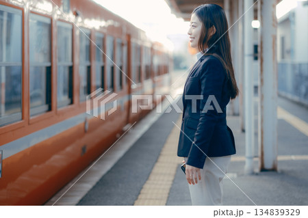 駅のホームで電車を待つ日本人女子大学生 134839329