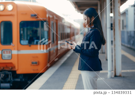 駅のホームで電車を待つ日本人女子大学生 駅のホームで電車を待つ日本人女子大学生 134839331