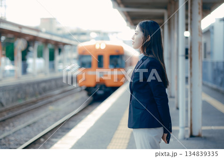 駅のホームで電車を待つ日本人女子大学生 134839335
