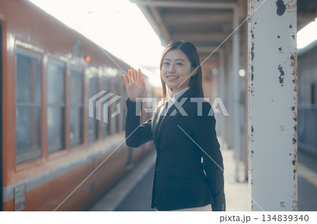 駅のホームで電車を待つ日本人女子大学生 134839340