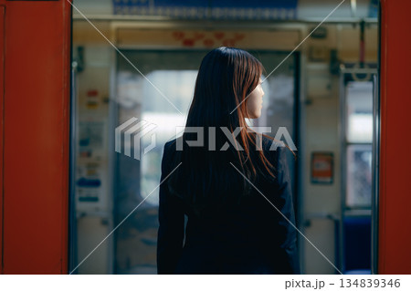 スマホで通話する日本人女子大学生 134839346