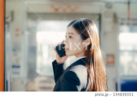 スマホで通話する日本人女子大学生 134839351