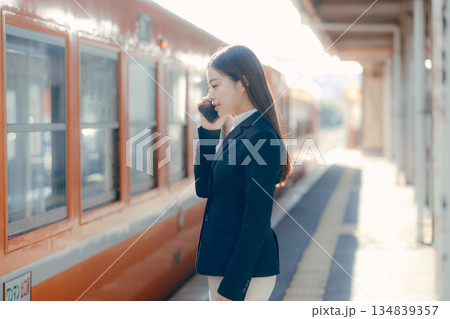 スマホで通話する日本人女子大学生 134839357