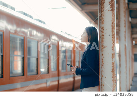 スマホで通話する日本人女子大学生 134839359