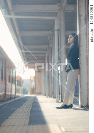 スマホで通話する日本人女子大学生 134839361