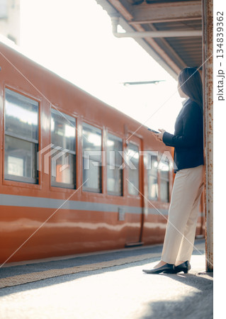 スマホで通話する日本人女子大学生 134839362