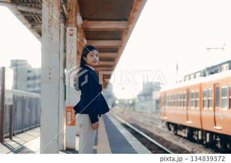 駅のホームで佇む日本人女子大学生 駅のホームで佇む日本人女子大学生 134839372