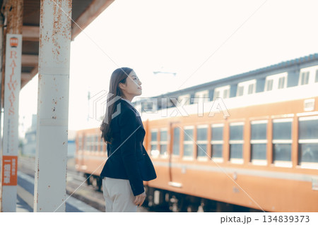 駅のホームで佇む日本人女子大学生 駅のホームで佇む日本人女子大学生 134839373