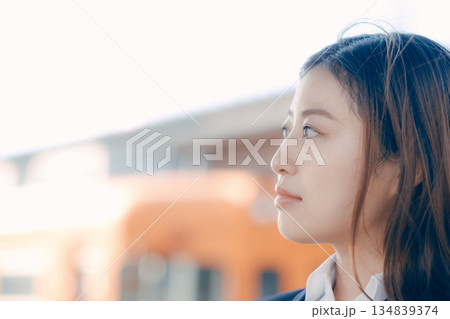 駅のホームで佇む日本人女子大学生 134839374