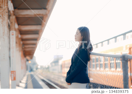 駅のホームで佇む日本人女子大学生 134839375