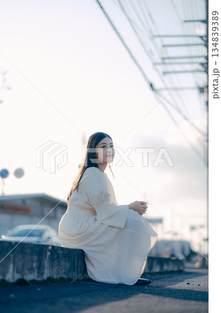 道に佇む日本人女子大学生 134839389