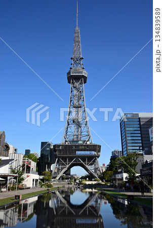 中部電力 MIRAI TOWER(名古屋テレビ塔)と水面に映るリフレクション 中部電力 MIRAI TOWER(名古屋テレビ塔)と水面に映るリフレクション 134839589